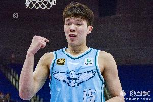 bob半岛体育-弹无虚发！杨瀚森半场4中4拿到9分4板 三分1中1