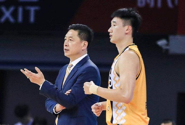 CBA名帅儿子合同到期！场均2.9分，不投奔老爹，比李春江父子强