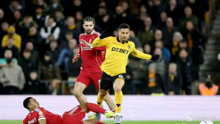 利物浦补时崩盘，裁判争议难掩进攻“便秘”之痛|狼队|体能|萨拉赫-叶海亚|科迪·加克波|球队_新浪体育_新浪新闻