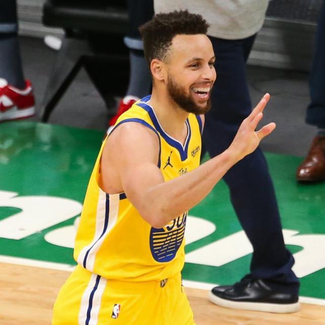 bob半岛体育平台-连续10场得分30+，孤独的库里开始疯狂地狂奔