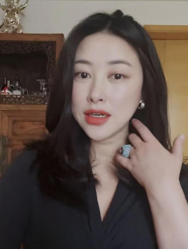 bob半岛体育官方网站-全网唱衰的下嫁！嫁普通人5年，前任是法拉利总裁，终究还是输了